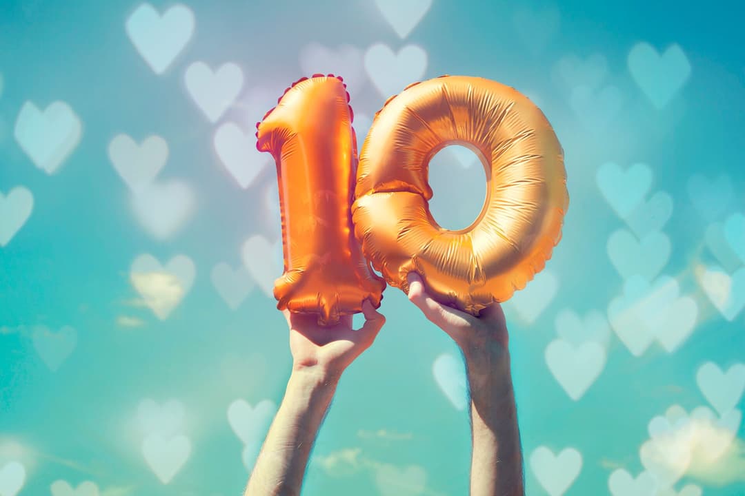 Eine Luftballon-10 wird in die Luft gehalten